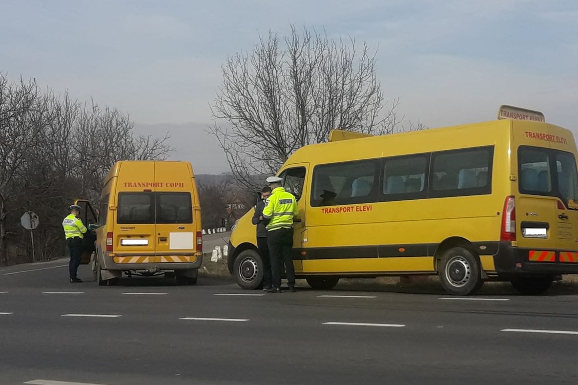 Microbuz şcolar cu ITP-ul expirat. Şoferul avea probleme şi cu valabilitatea permisului