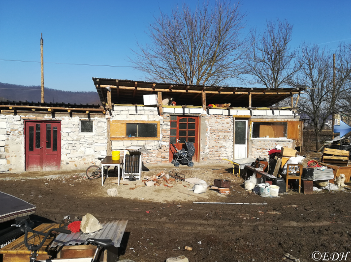 Un preot a cumpărat o casă pentru o familie nevoiașă