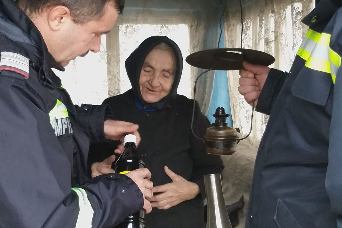 FOTO+VIDEO: Pompierii hunedoreni, alături de bunicii din satele de munte