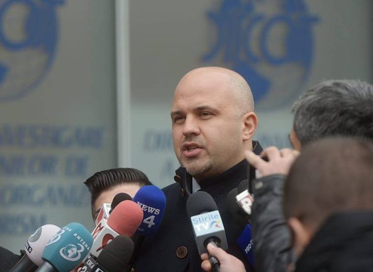 „Atenție, pericol să vă pice bucăți din spital în cap!”. Deputatul USR Emanuel Ungureanu, reclamat după ce a arătat starea în care se află spitalul din Deva