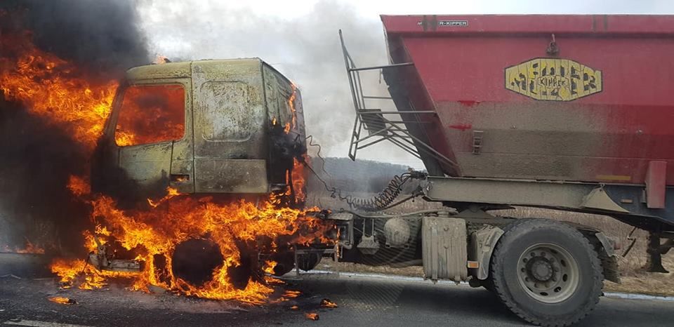FOTO| Camion în flăcări pe DN 66, între Călan şi Haţeg