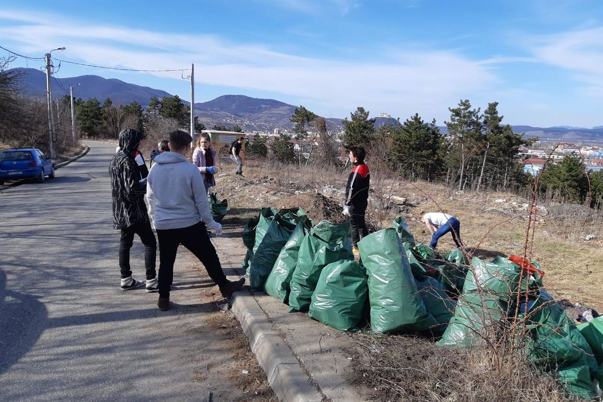 Peste 40 de saci plini cu gunoaie, strânși de pe „Dealul 700” din Deva