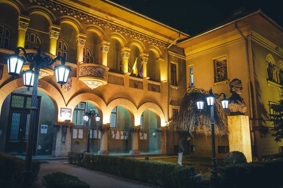 FOTO| Clădirea Primăriei Hunedoara are iluminat arhitectural nou