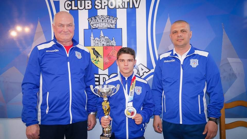 Vicecampionul european la box Cosmin Gîrleanu s-a întors acasă, la Hunedoara. A adus argintul României