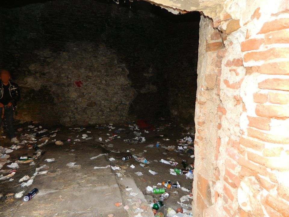 Bătaie de joc la adresa cetății medievale din Orăștie. Bărbat surprins în timp ce vroia să își facă nevoile