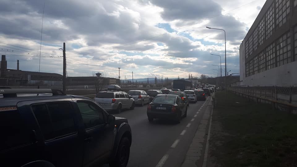Şi hunedorenii s-au alăturat protestului pentru construirea de autostrăzi. S-au oprit în trafic, timp de 15 minute