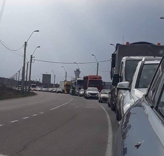 FOTO| Trafic de coșmar pe DN 7, în zona Sântuhalm. Cozi uriașe de mașini s-au format în zonă