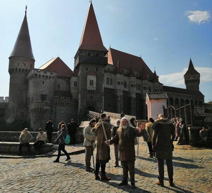 Filmări la Castelul Corvinilor din Hunedoara. Edificiul medieval va apărea într-o reclamă în Rusia