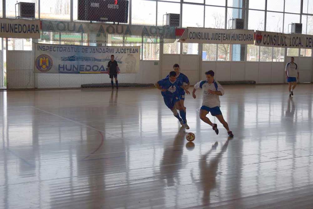 Jandarmii hunedoreni se întrec la futsal. Competiție tradițională, organizată la Sala Sporturilor din Deva