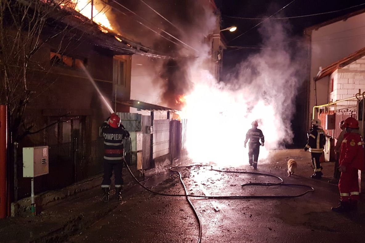 FOTO-VIDEO| Incendiu puternic la acoperişul unei case din Deva