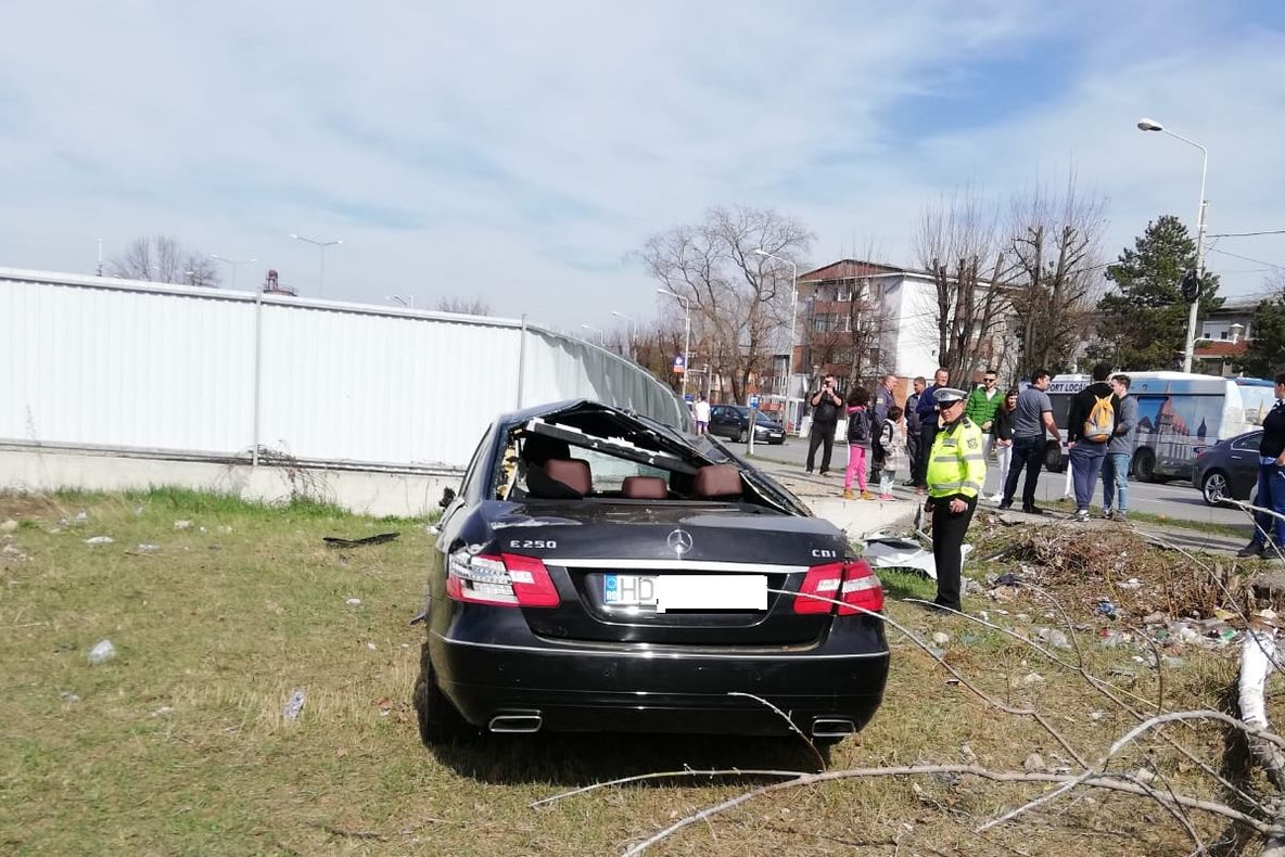 Accident spectaculos la Hunedoara. Un bolid cu volanul pe dreapta „a zburat” în gardul unui supermarket