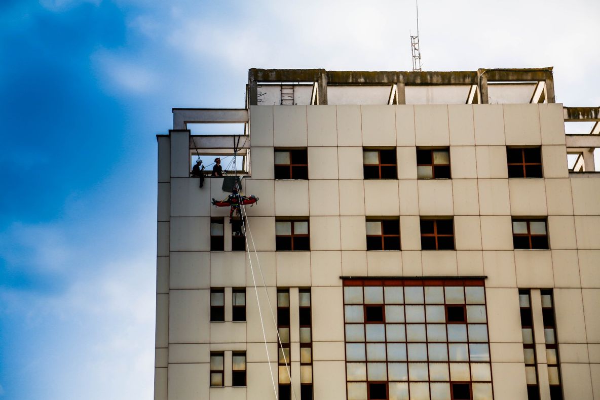 FOTO| Antrenament spectaculos al alpiniștilor pompieri. Au simulat salvarea unor persoane de la înălțime