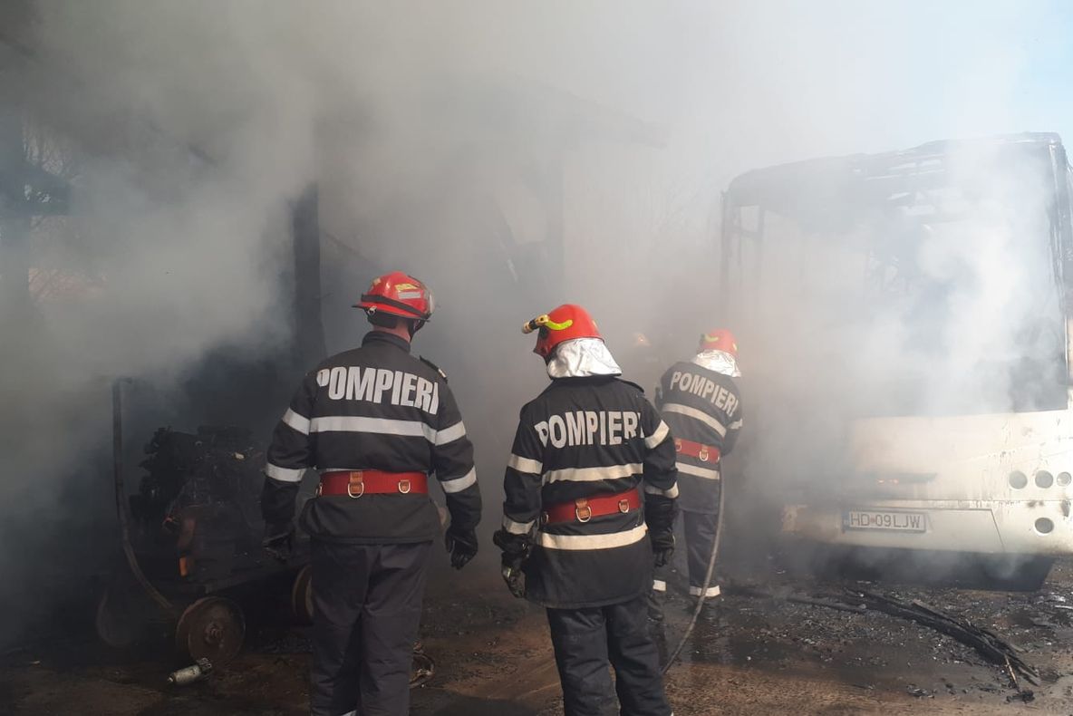 FOTO| Incendiu puternic la un atelier auto din Cristur. Un autocar a fost cuprins de flăcări