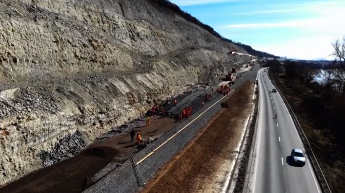 VIDEO| Mobilizare masivă pe lotul 4 al autostrăzii A1 Lugoj- Deva, la „Dealul liliecilor”