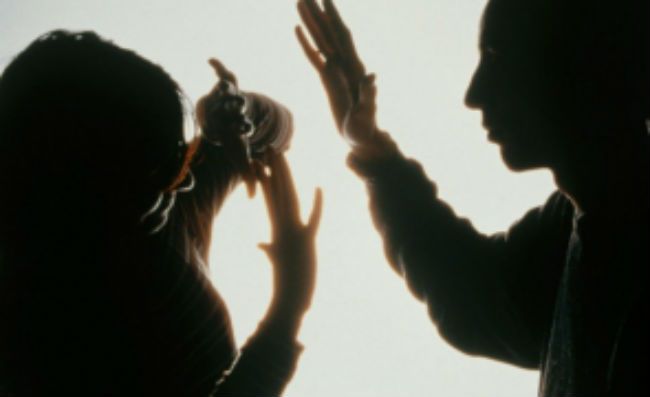 Tânără lovită de unchiul său