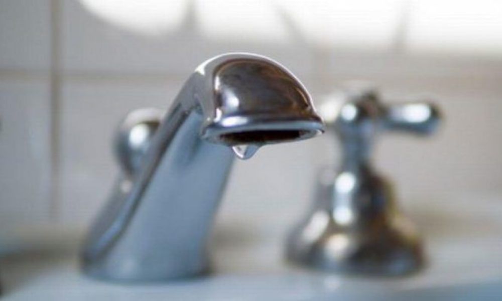 VIDEO: Fântână arteziană de "ocazie" între blocuri. O conductă de apă din Petroșani a inundat un întreg cartier