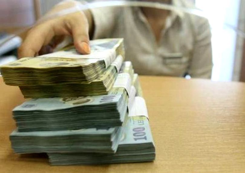 O pensionară din Deva, pe punctul de a le „umfla” conturile unor escroci. Avertizată de o angajată de la bancă