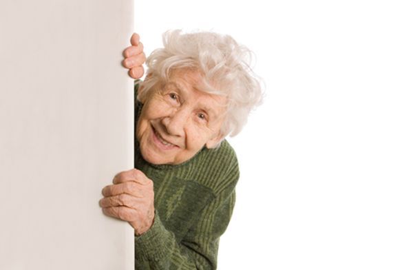 O bătrână din Brad a rămas fără 23.000 de lei după ce s-a încrezut în două femei „milostive”