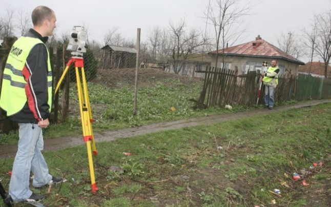 Cadastru gratuit. Cetăţeni din patru sate ale comunei Baia de Criş îşi primesc extrasele de carte funciară