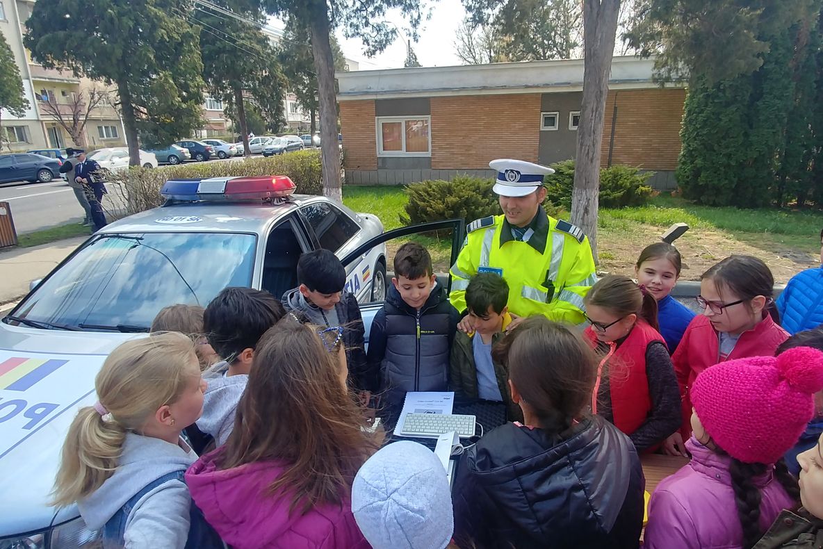 „Ziua Poliţiei Române”| Tehnica oamenilor legii, admirată de zeci de copii, pe esplanada din faţa IPJ Hunedoara