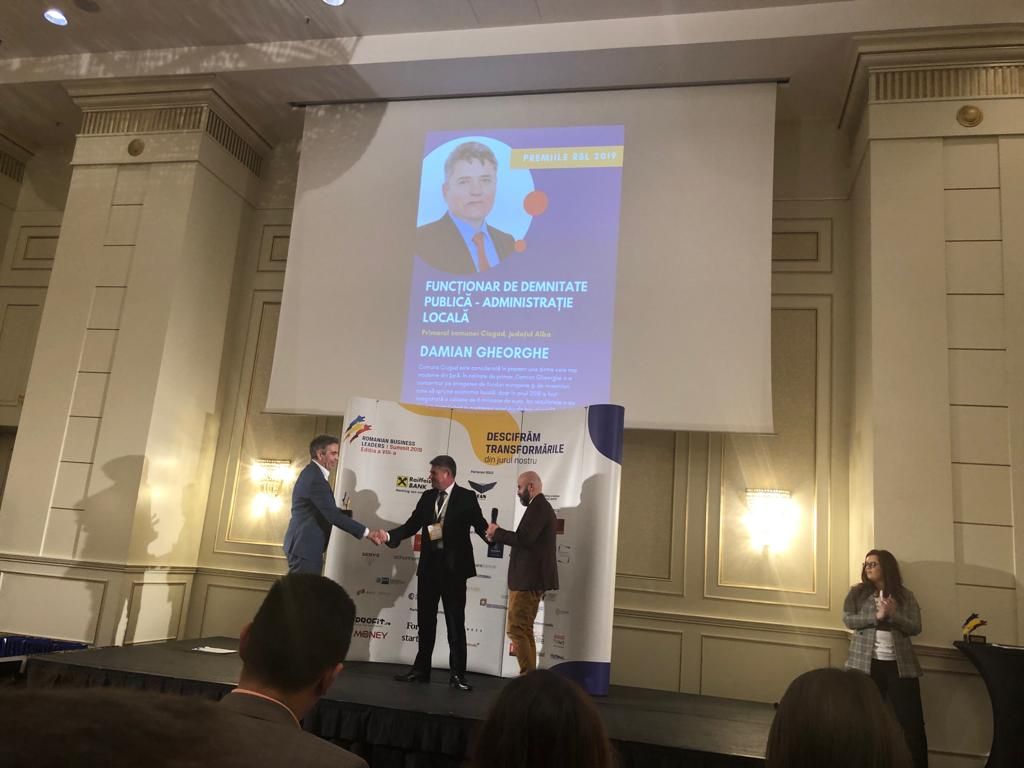 VIDEO| Bărbat filmat cum golea o pubelă în râul Sibișel