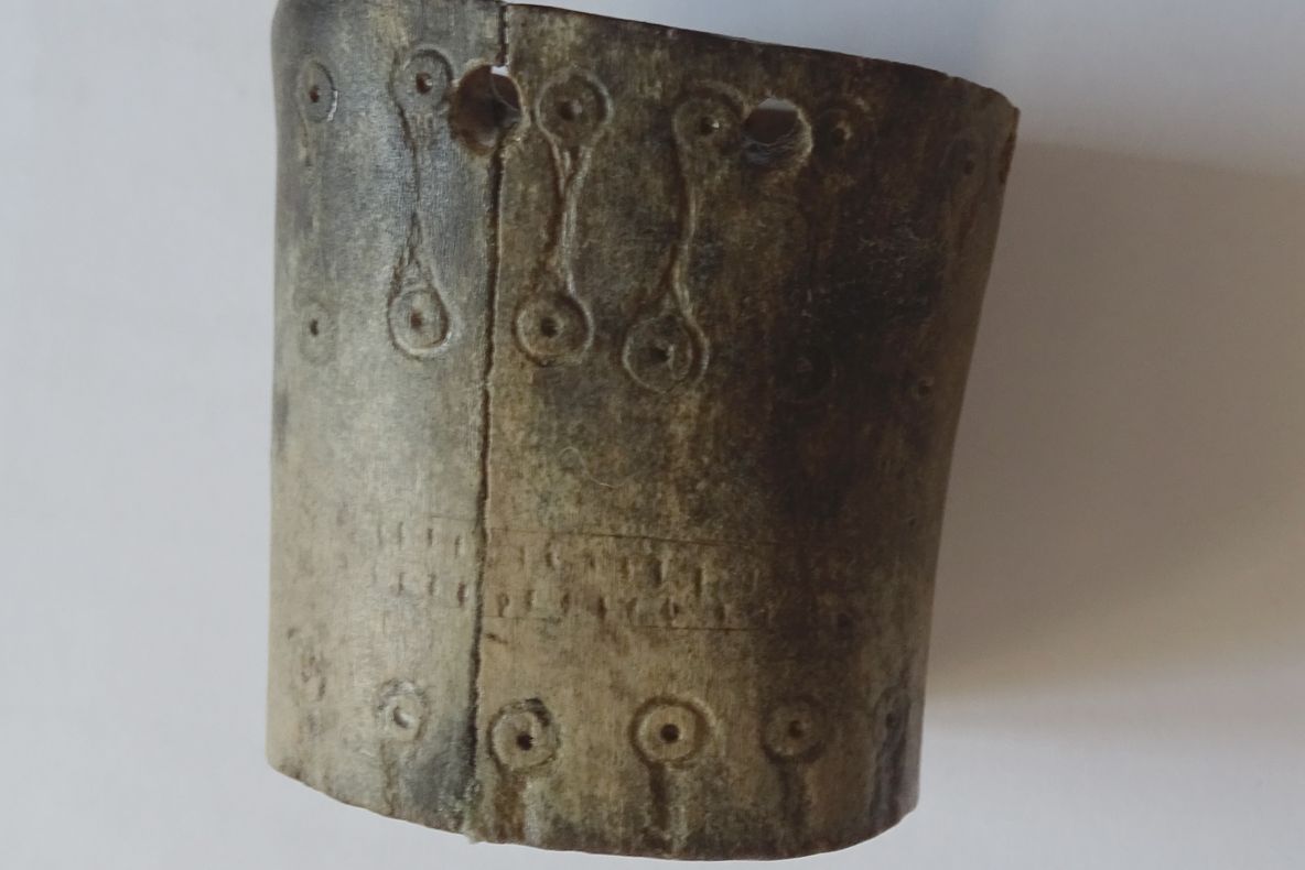 FOTO| Un manşon din os, vechi de peste 3.000 de ani, expus la muzeul din Deva. Descoperit sub autostrada ce traversează judeţul