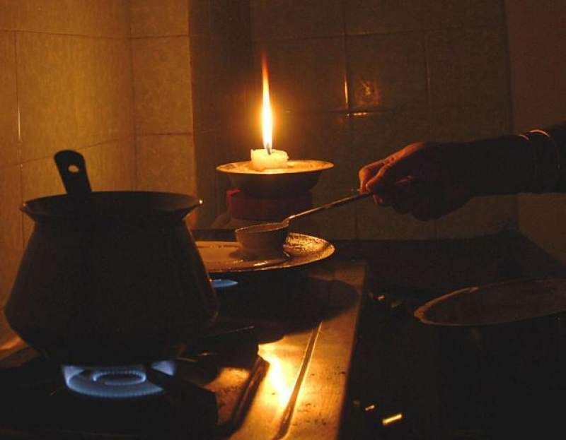 Scene de groază într-o localitate hunedoreană. Un bărbat cu un topor în mână a distrus două maşini