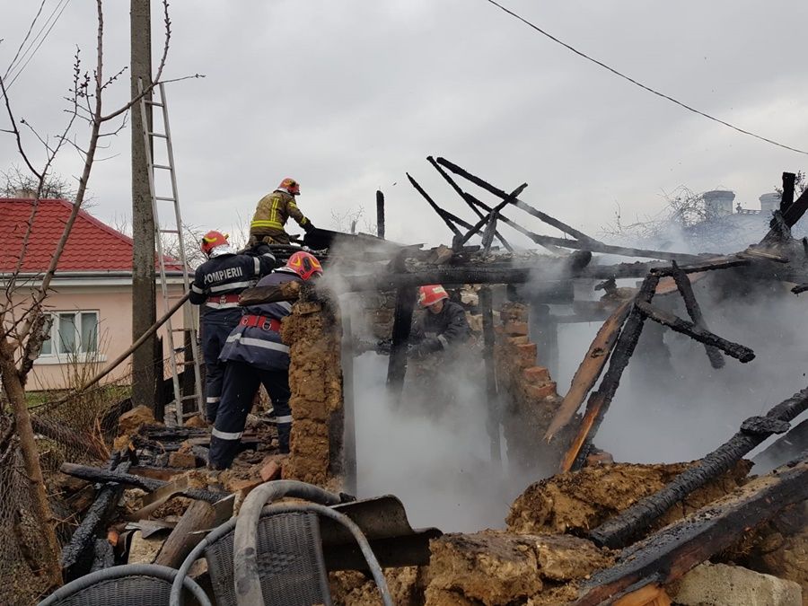 Locuință din Băcia cuprinsă de flăcări. Patru butelii au fost pe punctul de a exploda