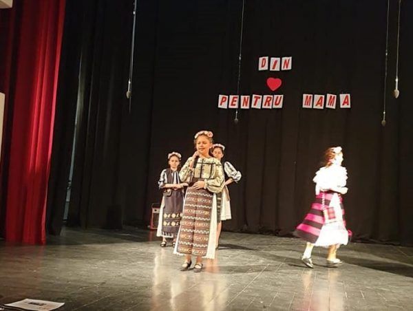 Crucea Roșie Lupeni a oferit un spectacol tuturor mamelor și bunicilor