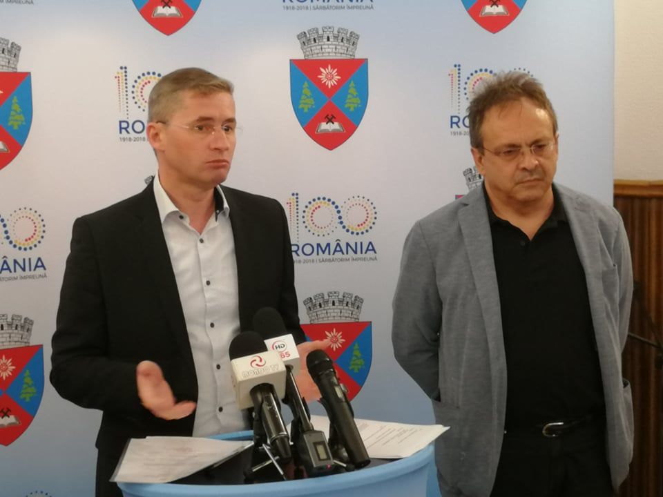 Petroșani: Profesori, părinți și elevi în grevă japoneză. Desființarea unei clase de liceu este motivul