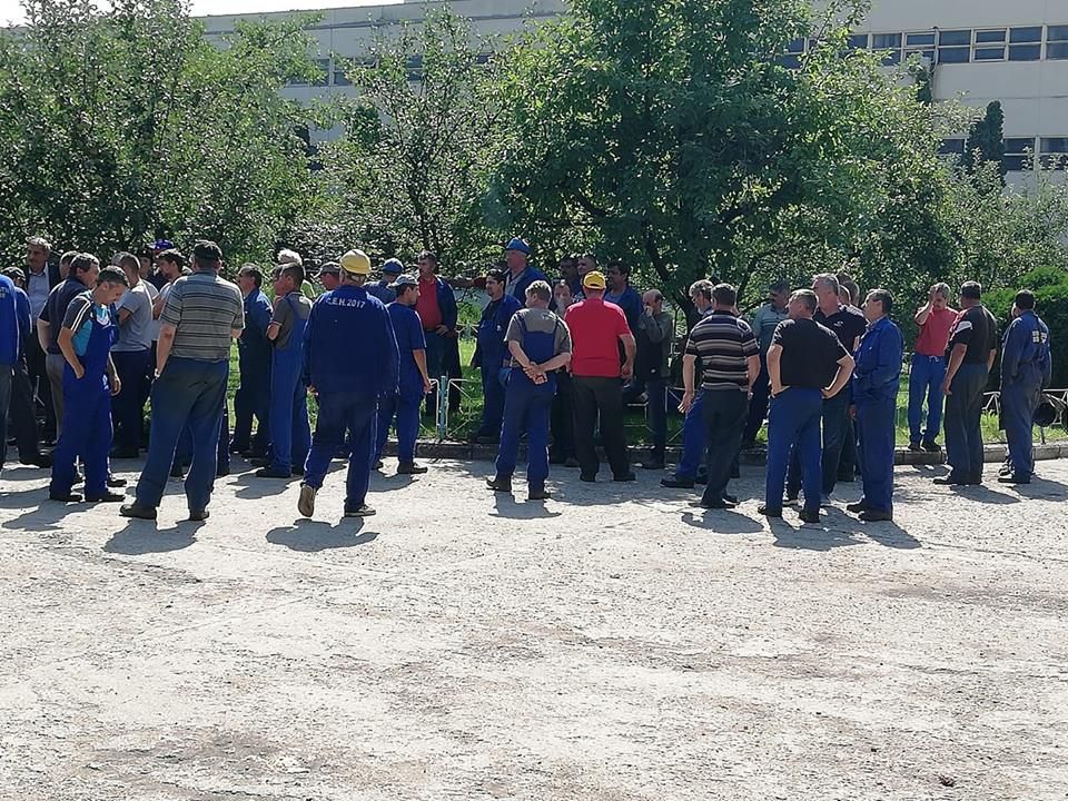 Protest spontan la Termocentrala Mintia. Neplata salariilor a scos, din nou, angajaţii în curtea unităţii