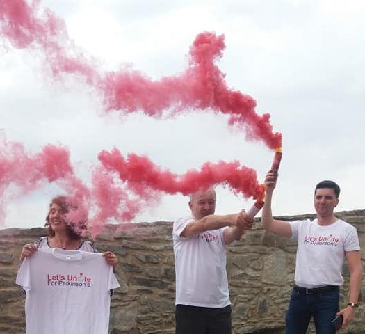 FOTO| „Ziua Internaţională a Bolii Parkinson”, marcată inedit la Deva. Fumigene roşii pe Cetate