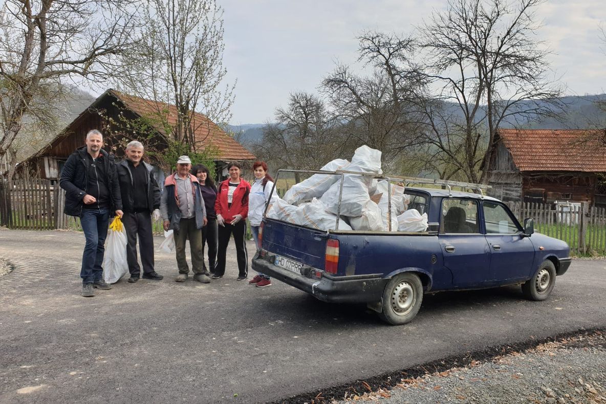 FOTO| Curățenie generală, în frunte cu primarul, la Ribița. Aproape 300 de saci plini cu gunoaie, adunați