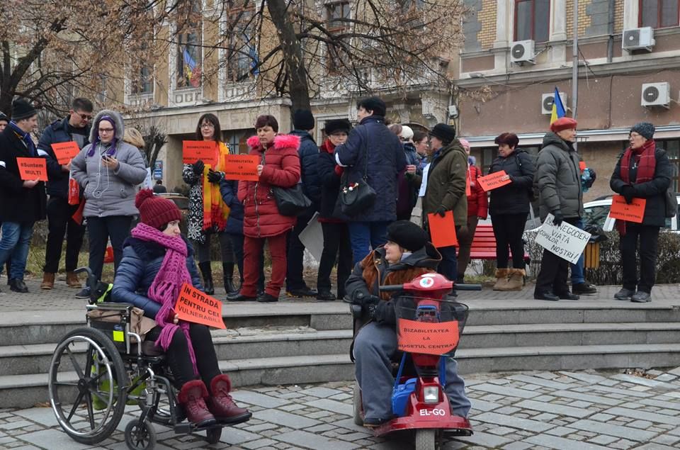 Indemnizaţiile persoanelor cu dizabilităţi şi salariile asistenţilor personali, plătite la Deva