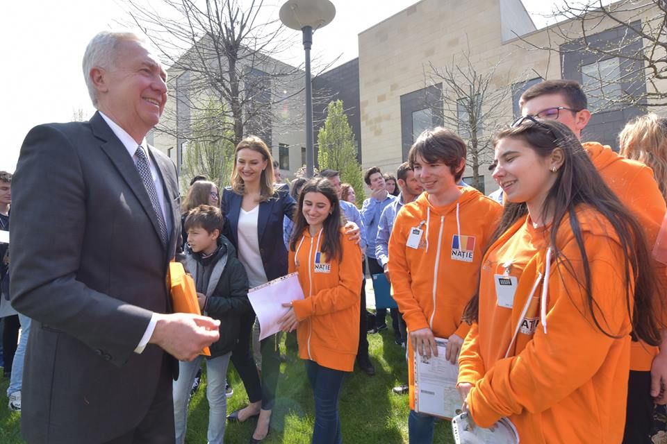 Copiii de aur ai Hunedoarei, primiţi cu braţele deschide la Ambasada SUA de la Bucureşti