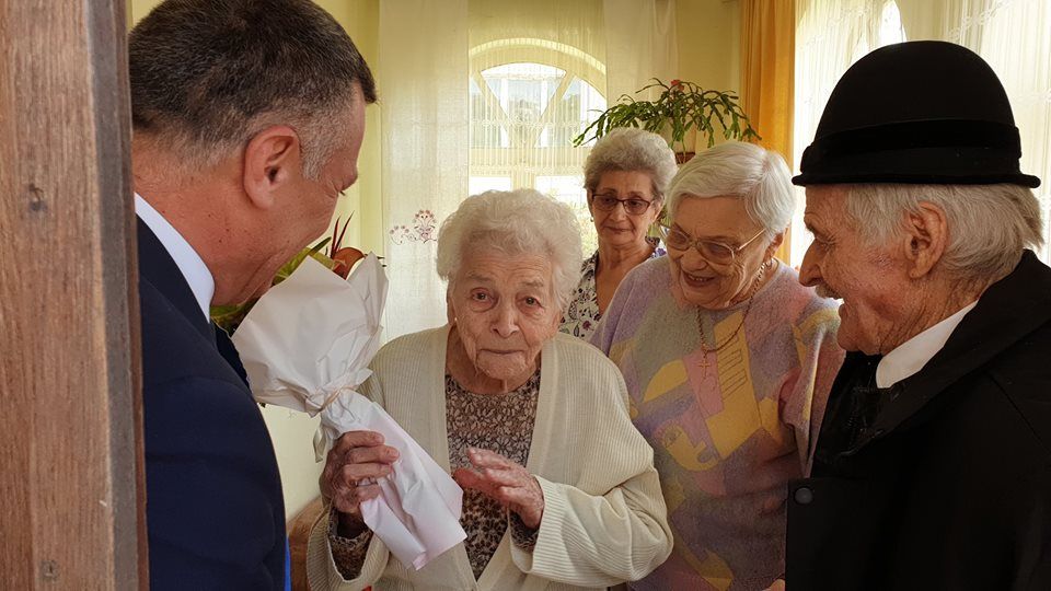 FOTO| „Tanti Eli” a împlinit 105 ani. Secretul longevităţii, oferit de cea mai vârstnică locuitoare a Devei