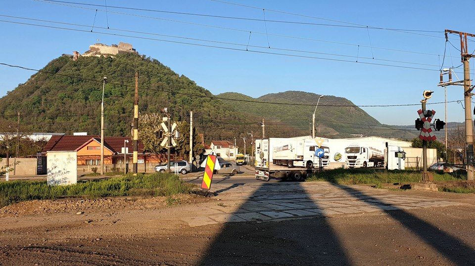 Se închide provizoriu traficul rutier în dreptul pasajului de cale ferată de pe strada Hărăului din Deva
