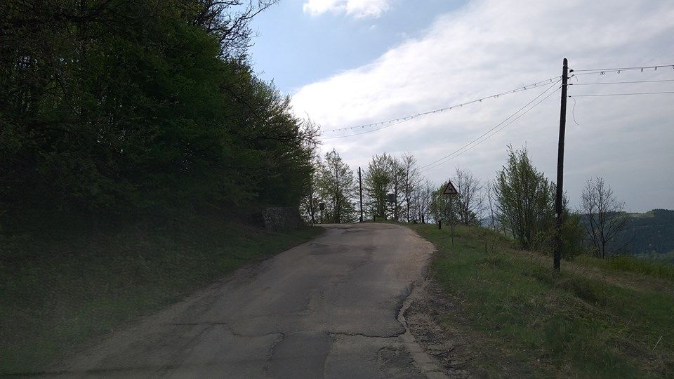 Drumul spre sanatoriul din Brad, într-o stare avansată de degradare. Autorităţile spun că va fi reparat