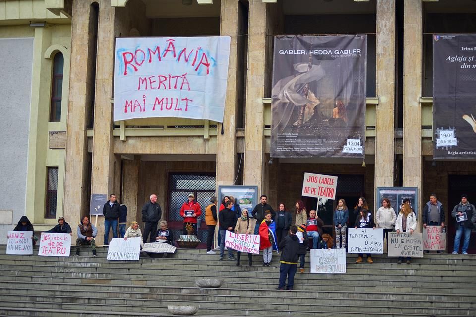 FOTO| Actorii Teatrului Dramatic „Ion D. Sîrbu” au continuat greva. „Apa trece, gunoaiele rămân!”