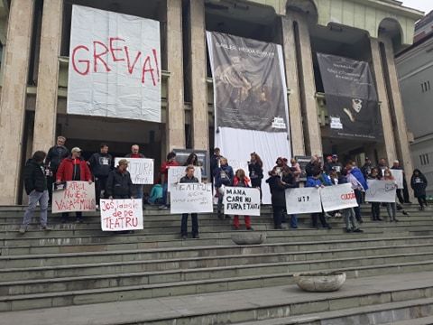 Se unelteşte o „execuţie politică”? Actorii teatrului din Petroşani, în grevă împotriva demiterii directorului instituţiei culturale