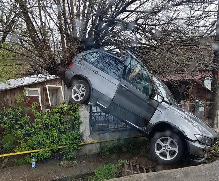 FOTO| Accident spectaculos la Mintia. O maşină s-a înfipt într-un copac şi un gard