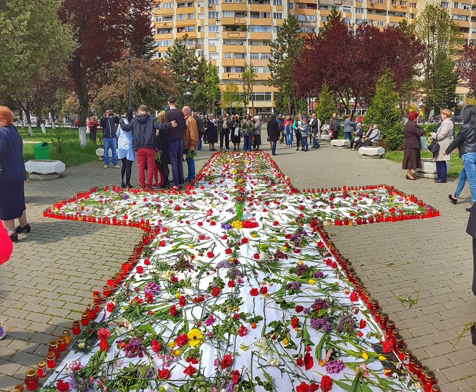 FOTO| O cruce uriaşă cu flori, creată la Hunedoara
