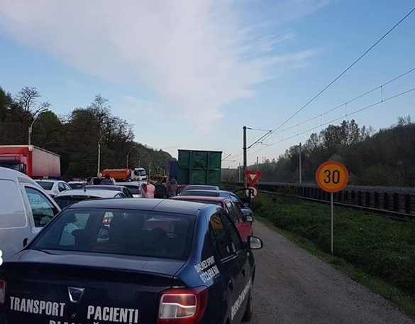 FOTO| Trafic blocat pe DN 7, la ieşirea din Deva, după o tamponare. În zonă s-a format o coloană de maşini