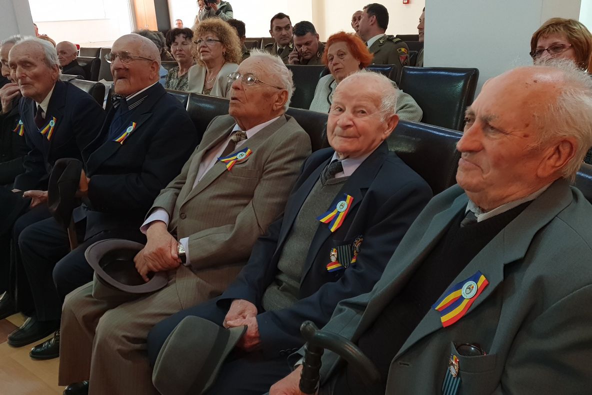 Diplome de excelență și premii pentru veteranii de război din Deva