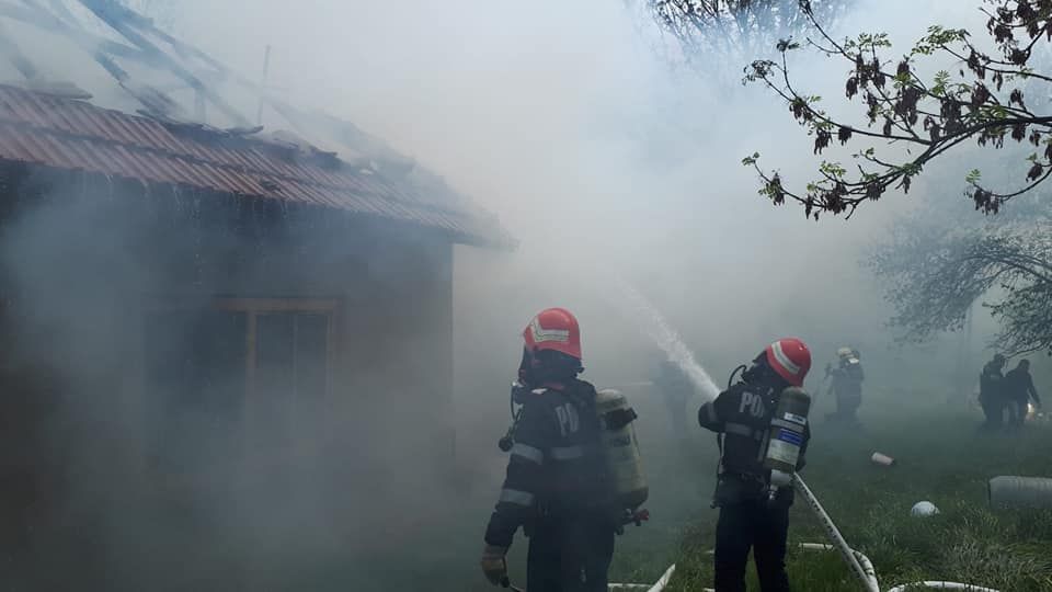 Nenorocire pentru o familie din Sulighete în ziua de Paşte. Casa le-a fost cuprinsă de flăcări