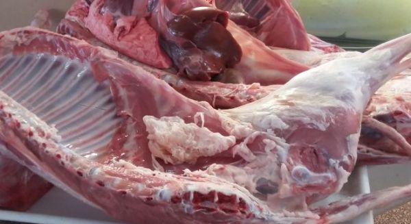 A apărut carnea de miel în piaţa agroalimentară din Deva. Kilogramul se vinde cu 30 de lei