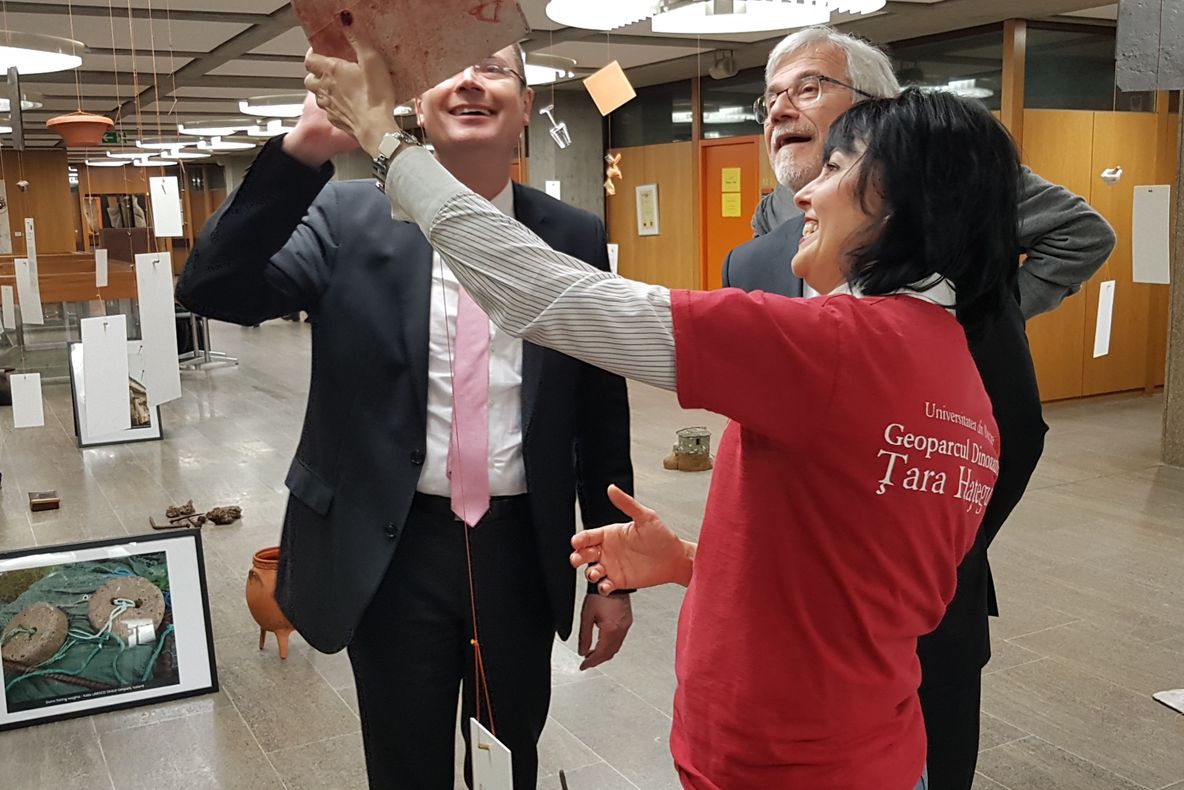 FOTO| Expoziția ”Stone made objects”, realizată de Geoparcul Dinozaurilor Țara Hațegului, a ajuns în Germania