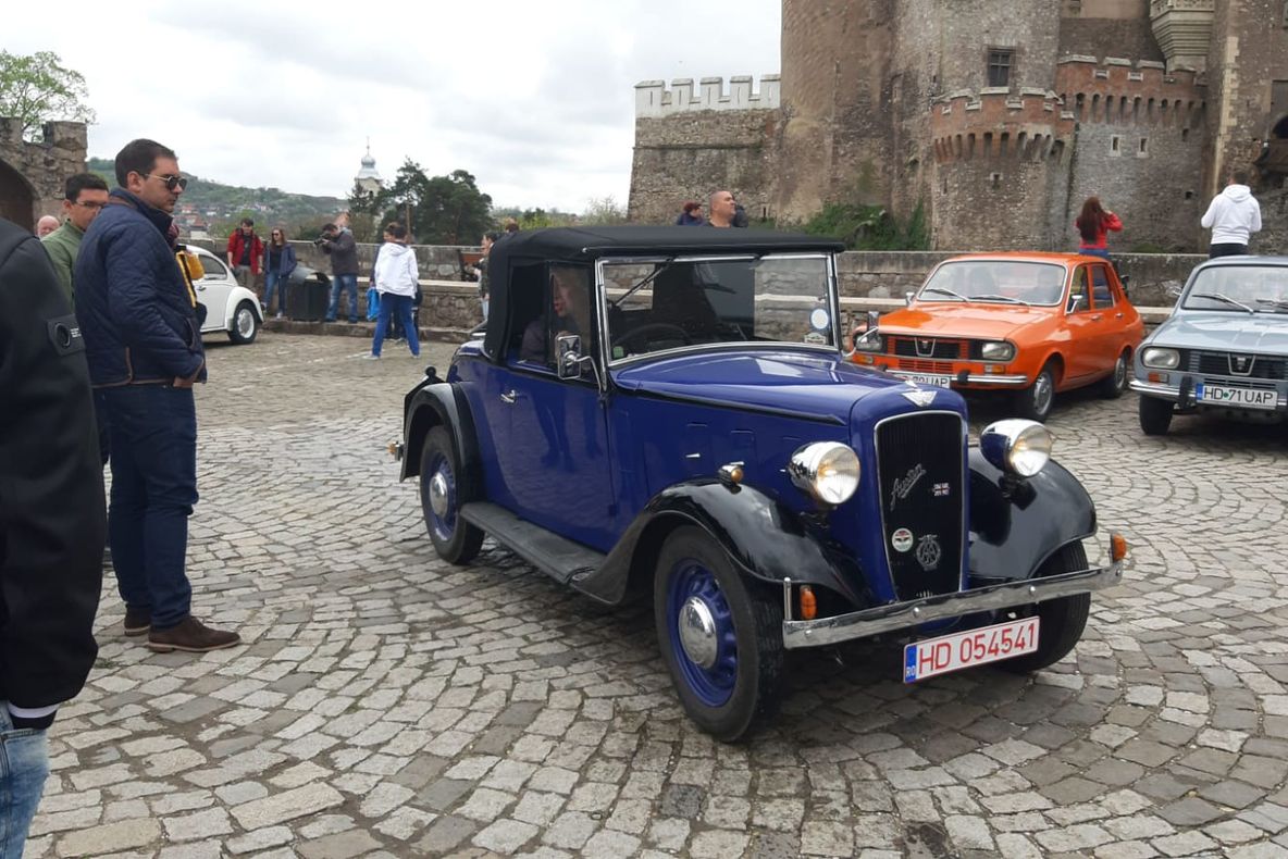 FOTO-VIDEO| Maşini de epocă au poposit în faţa Castelului Corvinilor de la Hunedoara