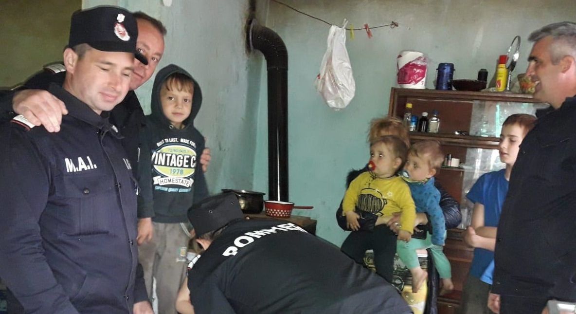 FOTO| Pompierii hunedoreni, mesagerii Iepurașului de Paște. Au adus zâmbete în două familii sărmane din Orăștie