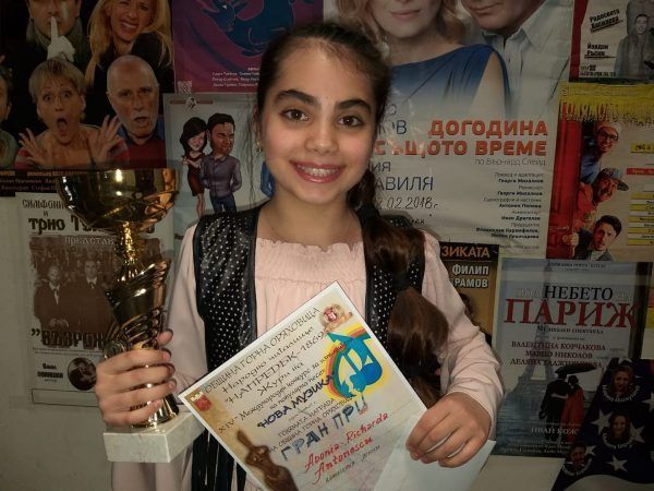 O elevă din Petroșani i-a cucerit pe bulgari cu talentul ei